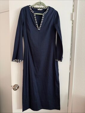 Classic Navy Long-Sleeve V-Neck Midi Dress with Contrast Trim